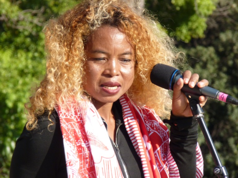 chanteuse place Clemenceau à Hyères